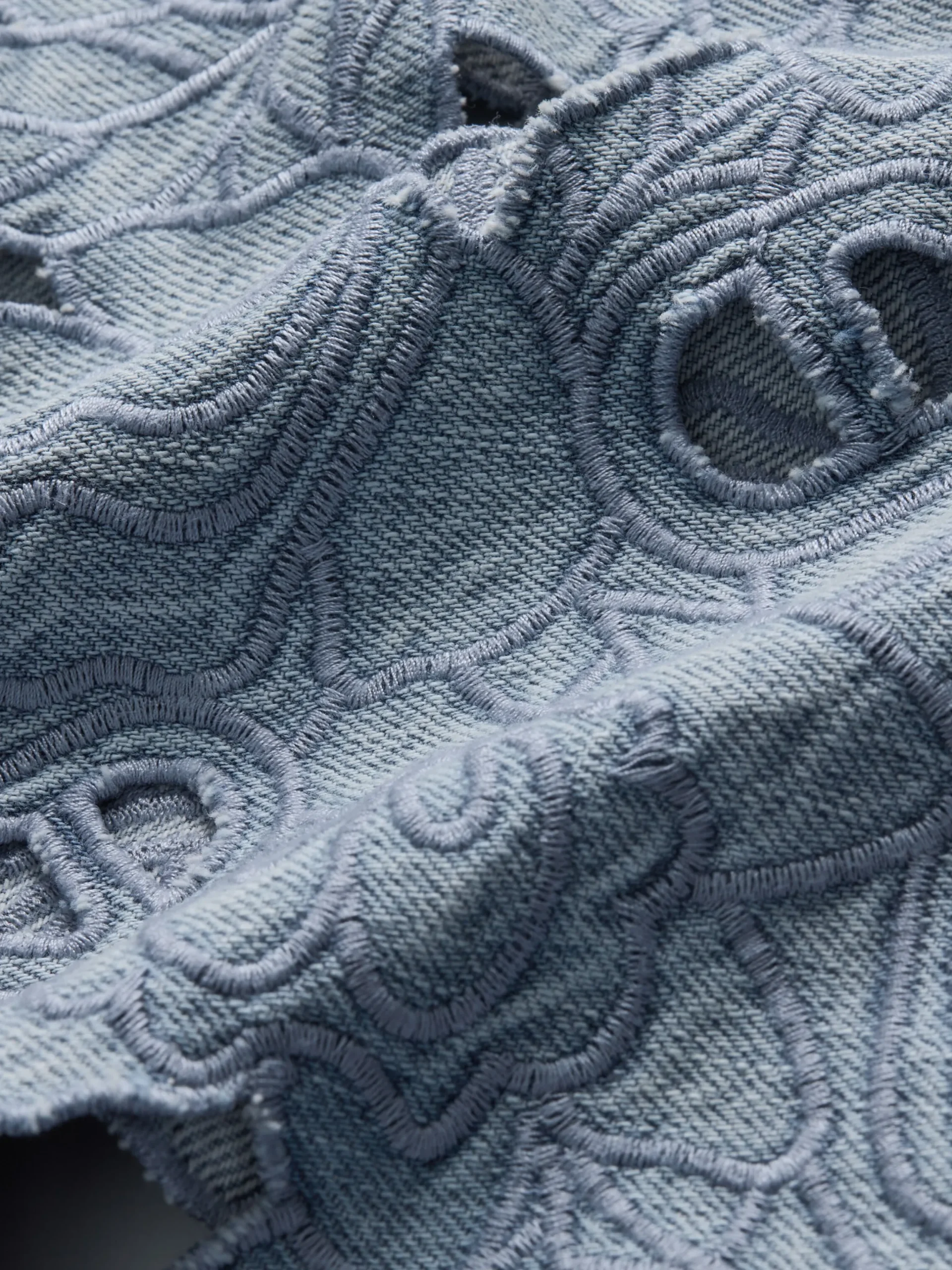 CHIC LASER-CUT JEAN